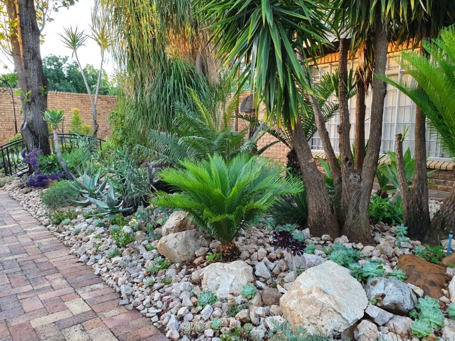 6 Bedroom Property for Sale in Flimieda North West